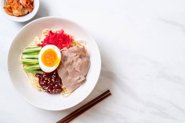 Bibim naengmyeon - Kore soğuk noodles ramen