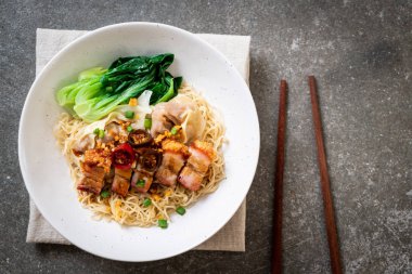 gevrek domuz yağı ve mantı - Asya gıda tarzı ile yumurta şehriye çorbası