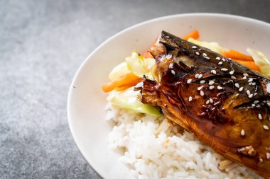 saba balık tepesinde tabağı - Japon tarzı üzerinde teriyaki soslu ızgara