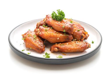 pişmiş Barbekü tavuk kanadı ile Beyaz Susam beyaz arka plan üzerinde izole