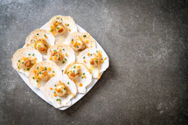 Kızarmış deniz tarağı, tereyağı ve sarımsak.