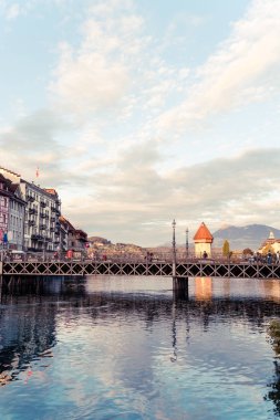 Luzern, İsviçre - 28 Ağustos 2018: Görünüm Luzern city, nehir Reuss eski bina, Luzern, İsviçre, Europe ile.