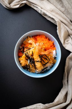 karides tempura pirinç kase karides yumurta ve yosun - Japon gıda tarzı