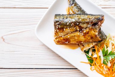 Teriyaki sosu - Japon yemekleri tarzı ile ızgara Saba Balık biftek