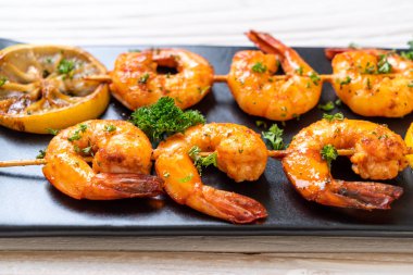 Limon - deniz ürünleri tarzı ile ızgara kaplan karides şiş