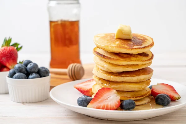 Pancake Butter Strawberries Blueberries Honey — Stock Photo, Image