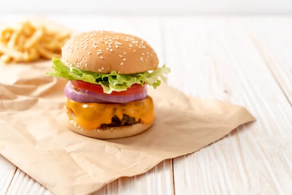 Hamburguesa Carne Fresca Sabrosa Con Queso Papas Fritas Sobre Fondo —  Fotos de Stock