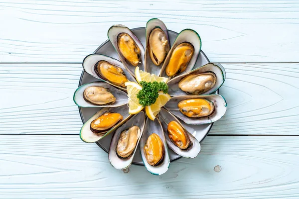 deniz ürünleri midye maydanoz ve limon ile