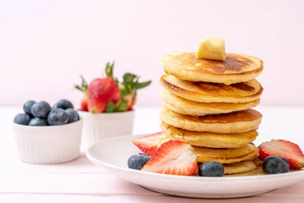 Pannkaka Med Smör Jordgubbar Blåbär Och Honung — Stockfoto