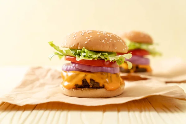 Hamburguesa Carne Fresca Sabrosa Con Queso Papas Fritas Sobre Fondo — Foto de Stock