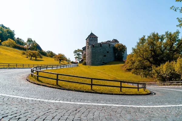 Piękna Architektura Zamku Vaduz Oficjalną Rezydencją Księcia Liechtensteinu Błękitnego Nieba — Zdjęcie stockowe