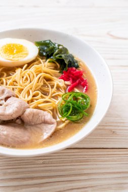 domuz eti ve yumurta - Japon tarzı ile TONKOTSU ramen erişte