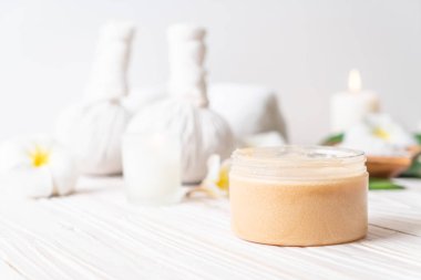 Ahşap zemin üzerine kurulmuş kaplıca tedavileri - Güzellik konsepti