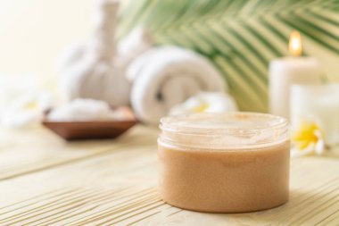 Ahşap zemin üzerine kurulmuş kaplıca tedavileri - Güzellik konsepti