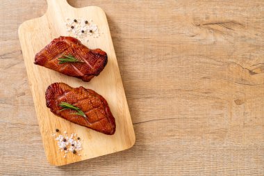 Kızarmış ördek göğsü ahşap tahta üzerinde