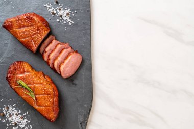 Kızarmış ördek göğsü siyah arduvaz plaka üzerinde