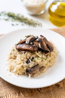 Mantar ve peynir ile ev yapımı risotto