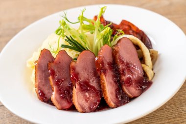 Kızarmış ördek göğsü sos, püre patates ve sebze ile