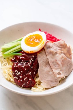 Bibim naengmyeon - Kore soğuk noodles ramen