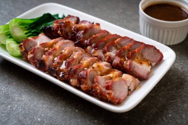 Barbekü kırmızı domuz soslu rosto