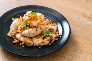 Kızarmış kalamar ya da tabakta sarımsak olan ahtapot.