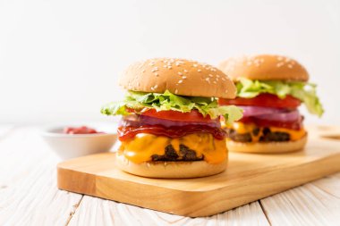 taze lezzetli biftek burger peynir ve ahşap zemin üzerine ketçap