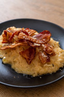 Çıtır pastırmalı ve peynirli risotto.