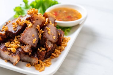 Fried çizgili domuz eti veya gevrek domuz eti veya derin kızarmış domuz yağı sarımsak ile