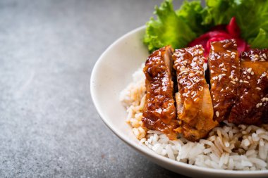tepesinde ekmek kapısı üzerinde teriyaki soslu ızgara tavuk