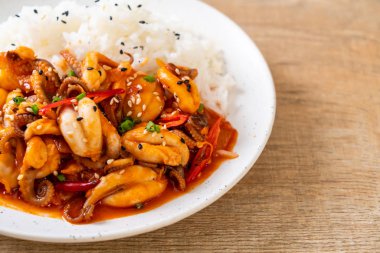 tavada kızartılmış ahtapot veya kalamar ve pirinç - Kore yemeği tarzı ile Kore baharatlı hamur (osam bulgogi)