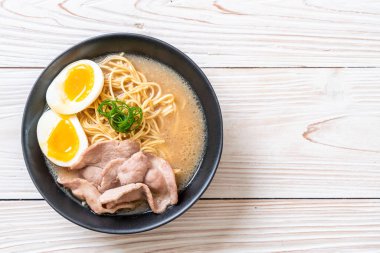 domuz eti ve yumurta - Japon tarzı ile TONKOTSU ramen erişte