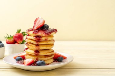 çilek, yaban mersini ve berry sos ile gözleme