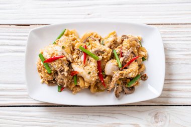 Karıştırılmış kalamar ya da tuzlu yumurtalı ahtapot - Asya deniz ürünleri tarzı