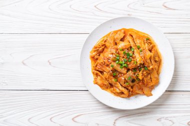 Kore usulü kimchi ile kızartılmış domuz eti.