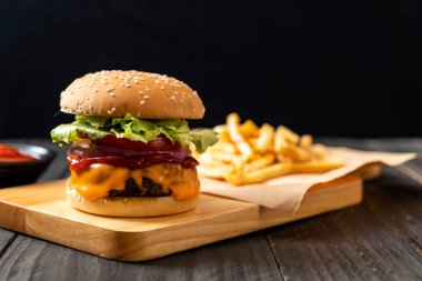 taze lezzetli biftek burger peynir ve ahşap zemin üzerine ketçap