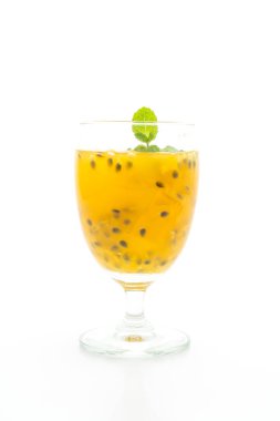 Beyaz arka planda izole edilmiş taze ve buzlu meyve suyu.