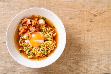Kimchi ve yumurta - Korece ramen tarzı ile Kore anlık erişte