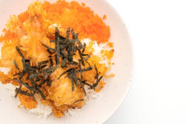 karides tempura pirinç kase karides yumurta ve beyaz arka plan üzerinde izole deniz yosunu ile