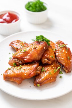 Beyaz susamlı ızgara tavuk kanadı.