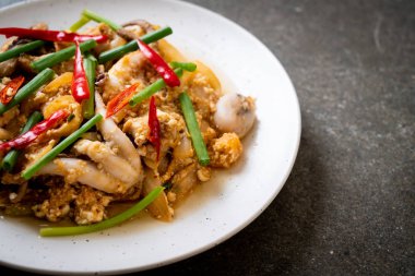 Karıştırılmış kalamar ya da tuzlu yumurtalı ahtapot - Asya deniz ürünleri tarzı