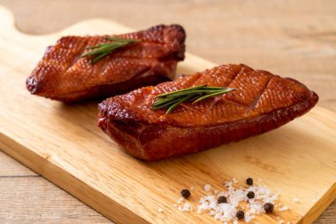 Kızarmış ördek göğsü ahşap tahta üzerinde