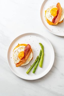 pastırma ve kahvaltıda krep peynir ile kızarmış yumurta