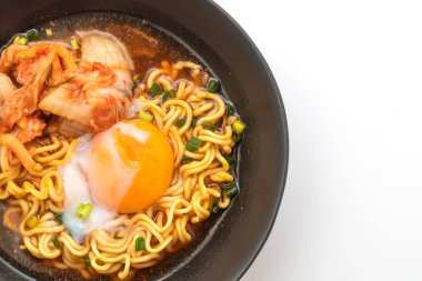 Kimchi ve beyaz arka plan üzerinde izole yumurta ile Kore anlık erişte