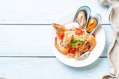 Deniz ürünleri makarna makarna midye, karides, Squis, midye ve domates - İtalyan yemeği tarzı ile