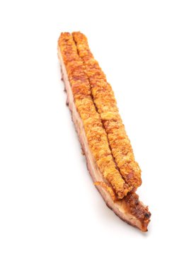 Fried çizgili domuz eti veya gevrek domuz eti veya derin kızarmış domuz eti beyaz arka plan üzerinde izole