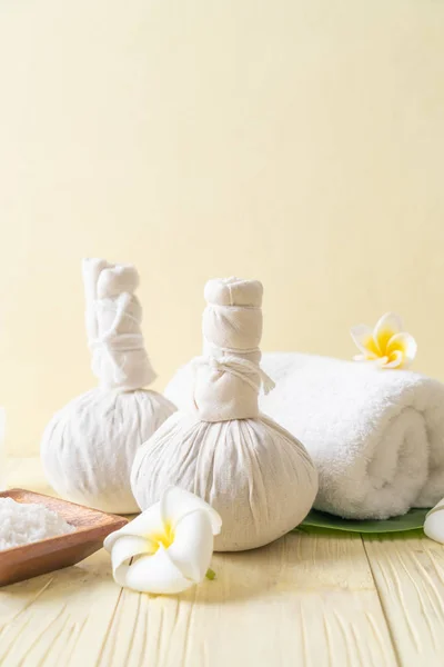 Wellness Kräuterkugel Mit Kerze Und Orchidee Schönheitskonzept — Stockfoto