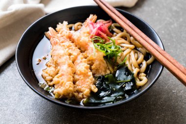 Japon usulü karidesli ramen eriştesi.