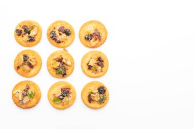 kraker bisküvi ile beyaz arka plan üzerinde izole Kuruyemiş