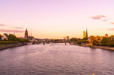 Frankfurt am Main manzarası twilight saat sırasında.