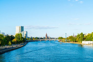 Frankfurt am Main manzarası twilight saat sırasında.